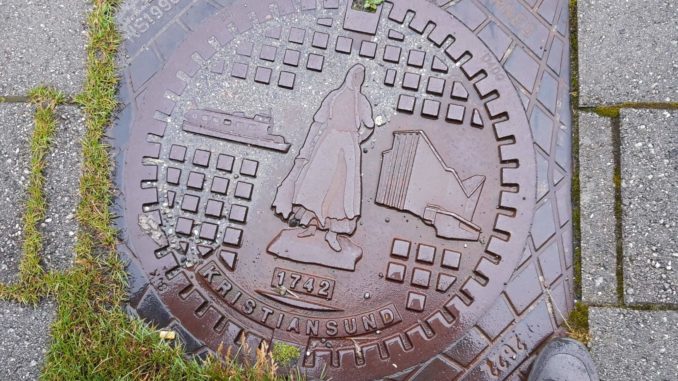 15.07.19 Historischer Kanaldeckel in Kristianssand