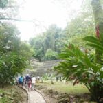 31.03.2018 Besichtigung der Maya-Pyramiden Palenque In der Nacht gab es ein kräftiges Gewitter, entsprechend heute die Luftfeuchtigkeit und Dunst heute. Unser Guide Nacho ( Maya-Name ) bringt uns das Leben seiner Maya-Vorfahren mit Begeisterung und vielen Skizzen nahe.